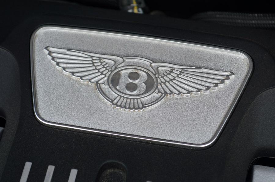 Моторный отсек Bentley Flying Spur 2014 года  (фото 44 из 63)
